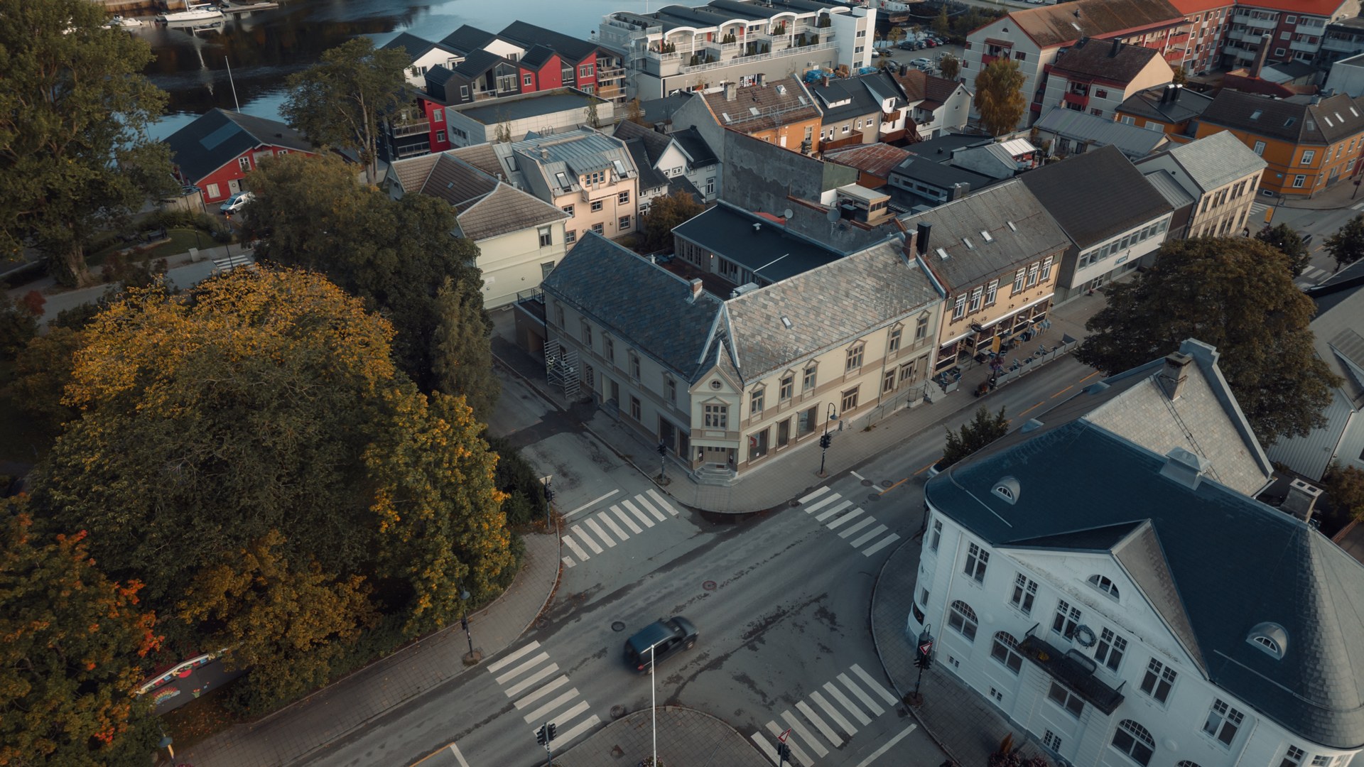 Kirkegata 43 ved torget i Levanger, sett fra luften